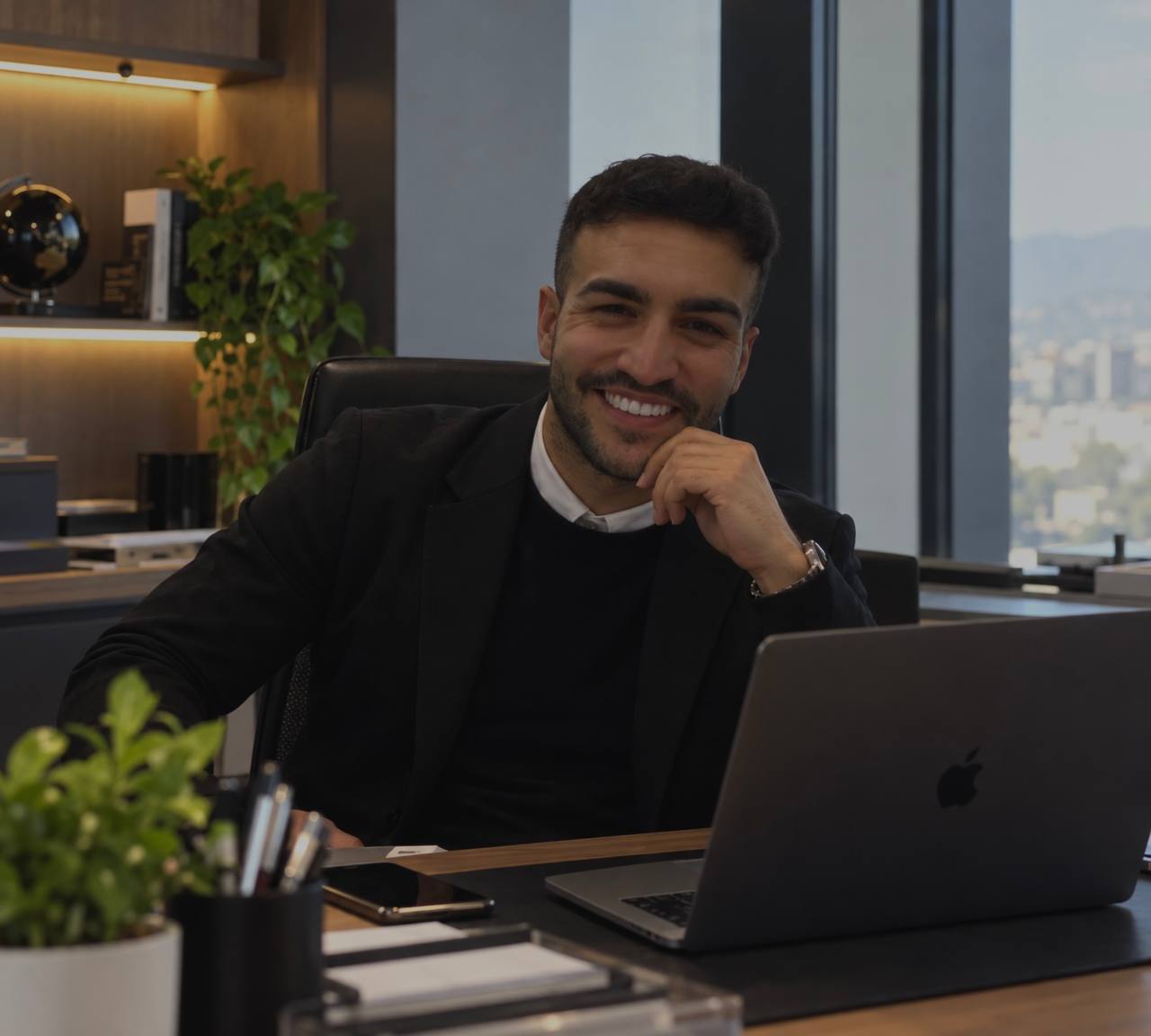 Christian Gallardo Román en su oficina